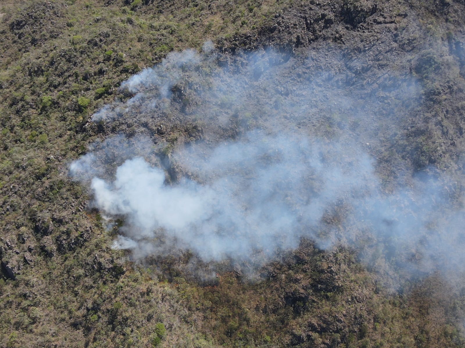 Bombeiros e brigadistas entram no terceiro dia de combate a incêndio de grandes proporções na Serra de São José, em Tiradentes