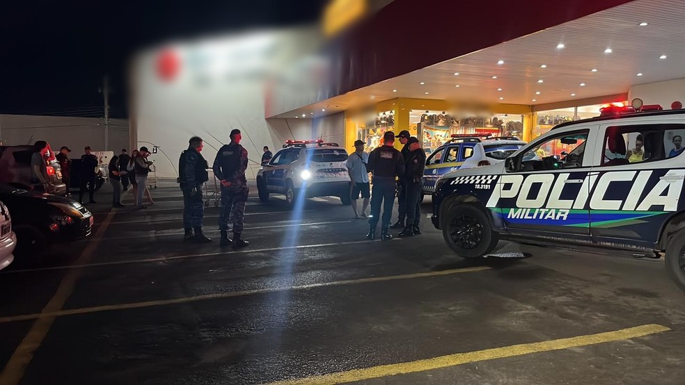 Homem é morto a tiros dentro de supermercado — Foto: Vinicius Souza/TV Morena