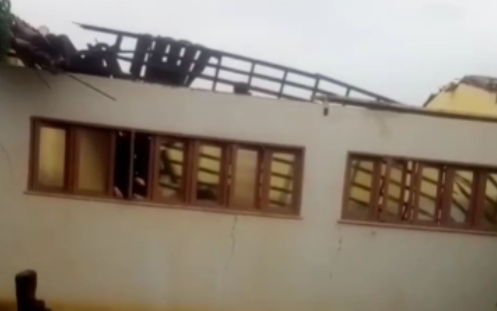 Teto de escola interditada desaba na Zona Rural de Poço Verde