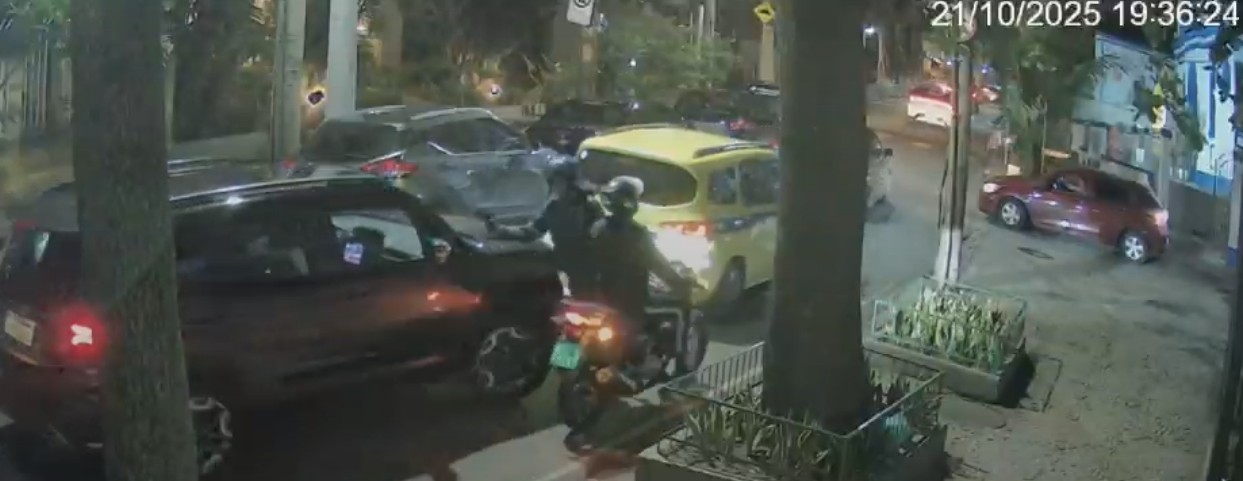 Novas imagens mostram quando motorista reage a assalto e derruba moto de bandidos em canteiro no Jardim Botânico