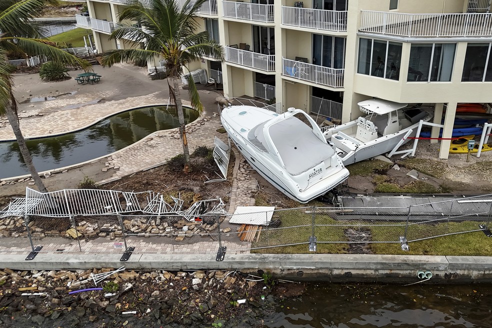 Barcos invadem terra após passagem do furacão Helene em St. Petersburg, na Flórida — Foto: AP Photo/Mike Carlson