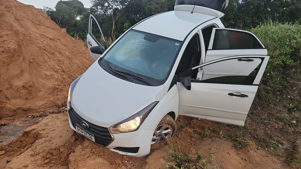 Carro abandonado nas proximidades das Três Ruas estava com placa fria, segundo a PM — Foto: PMPB/Divulgação
