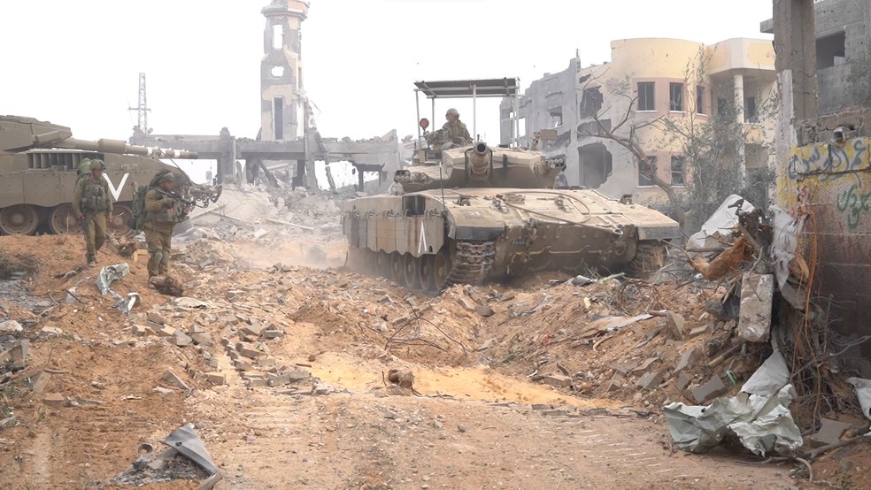 Tanques e militares de Israel circulam entre prédios destruídos na Faixa de Gaza, em 31 de outubro de 2023 — Foto: Forças de Defesa de Israel