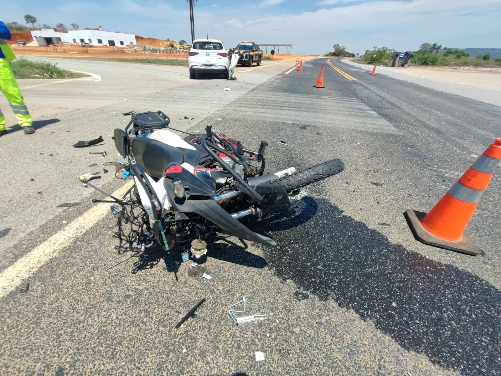 Batida entre moto e carro deixa motociclista ferido na BR-262, em MG