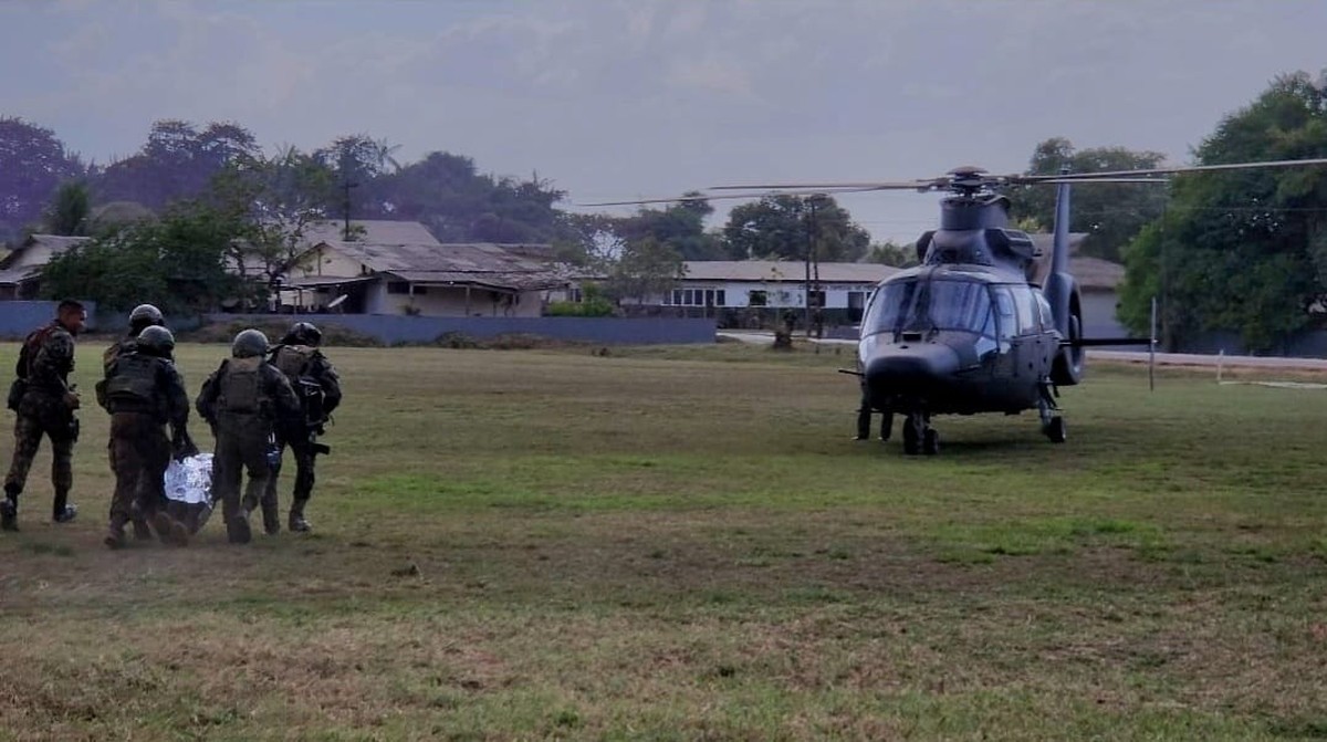 In AP, soldiers from the Brazilian and U.S. armies conduct a simulation of rescuing the wounded |  Amaba