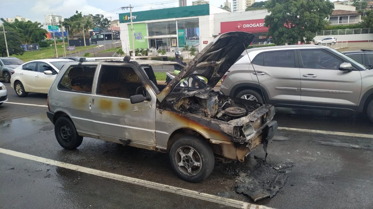 Carro pega fogo na Avenida Rondon Pacheco e motorista foge em Uberlândia