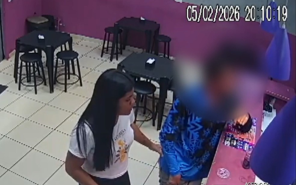 Polícia investiga a mulher de jovem envenenado após comer açaí em Ribeirão Preto, SP — Foto: Reprodução/Câmeras de segurança