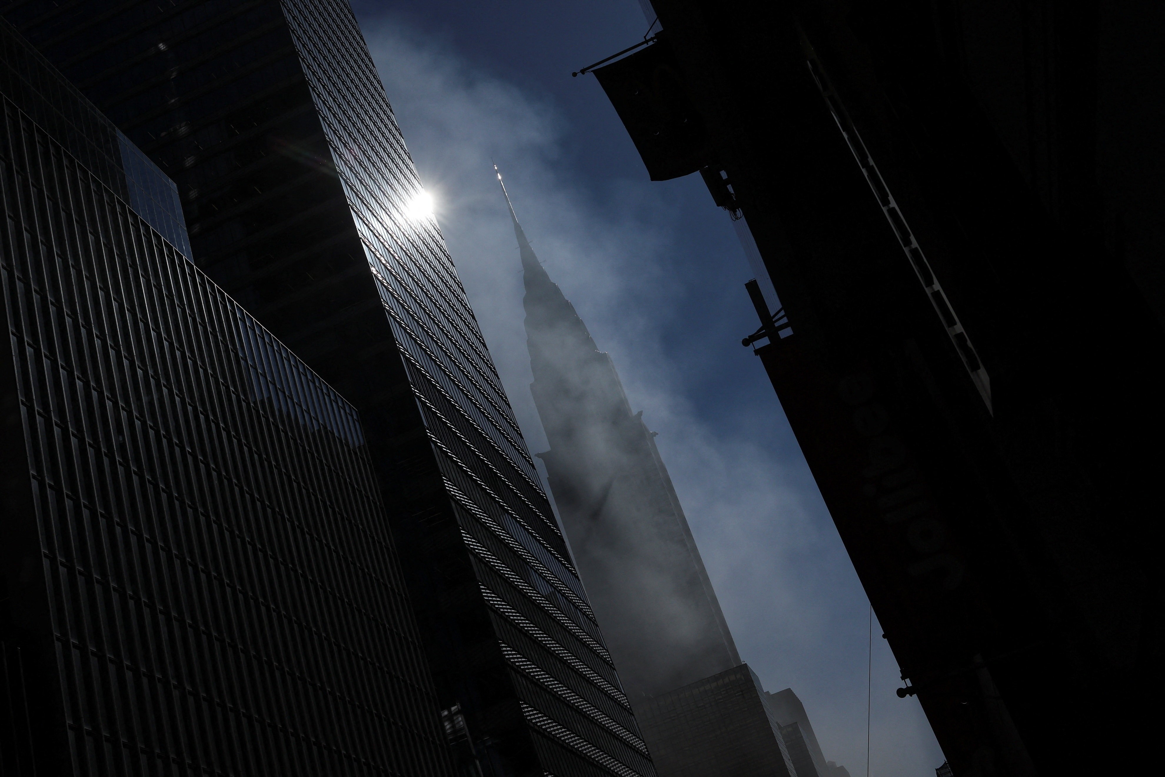 Incêndio atinge prédio em Nova York próximo à rua da Parada de Saint Patrick