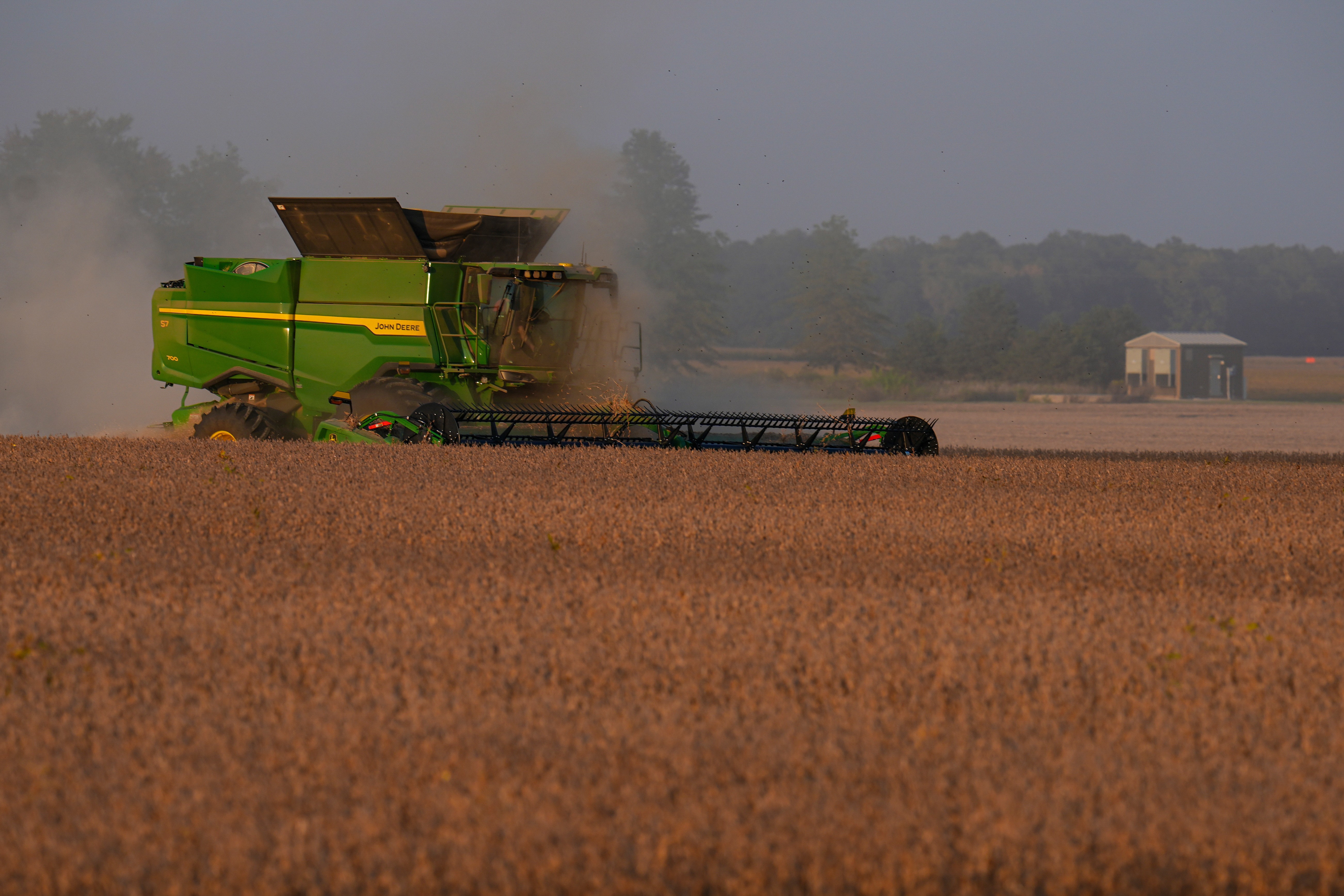 Trump prepara ajuda de até US$ 14 bi para agricultores afetados por guerra comercial, dizem veículos