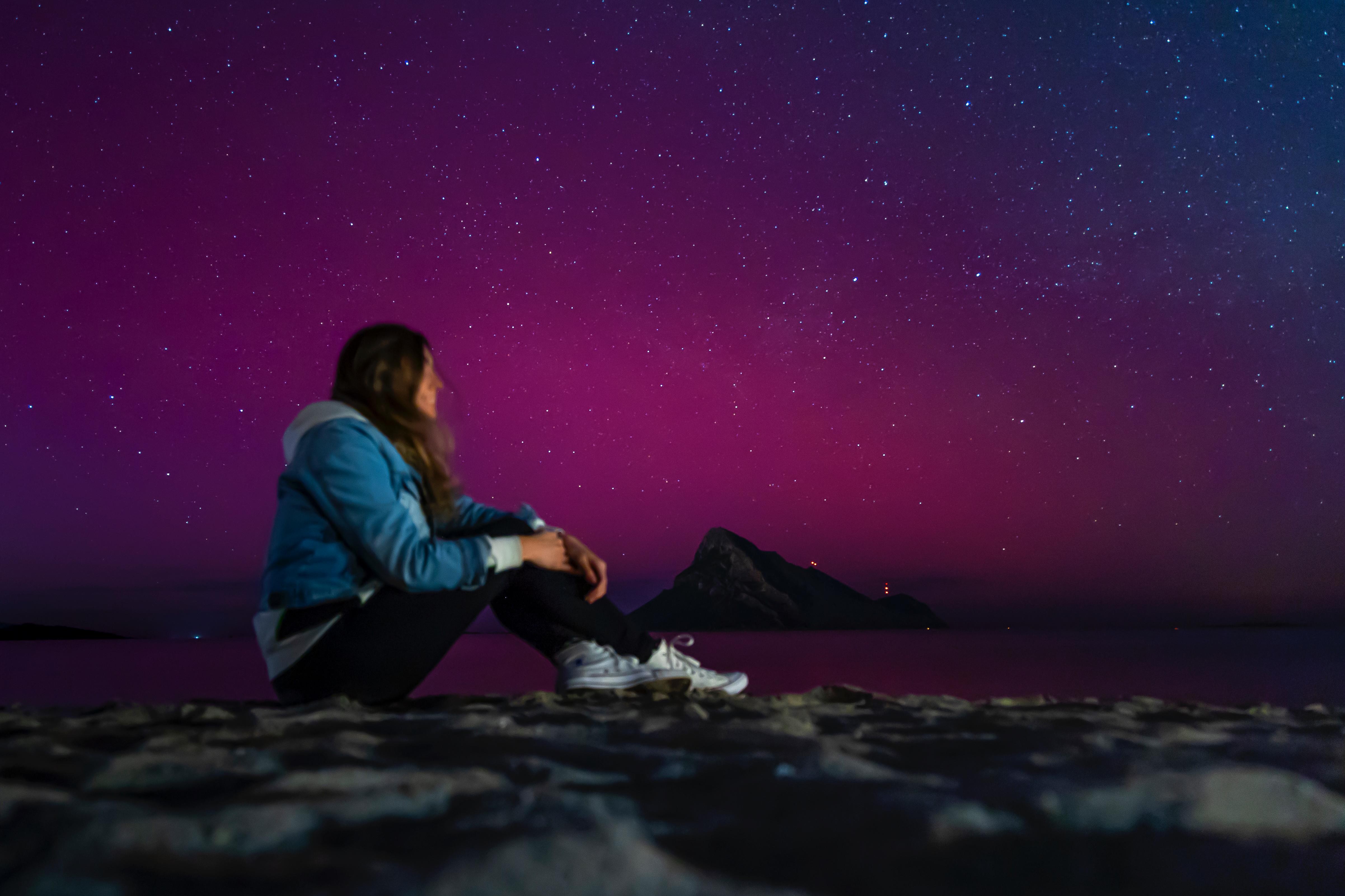 ‘Caçadora de aurora boreal’: fotógrafa mineira compartilha emoção em presenciar fenômeno em ilha italiana