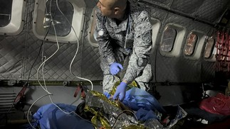 Médico avalia uma das crianças encontradas. — Foto: Handout Colombian Air Force / Colombian Air Force / AFP