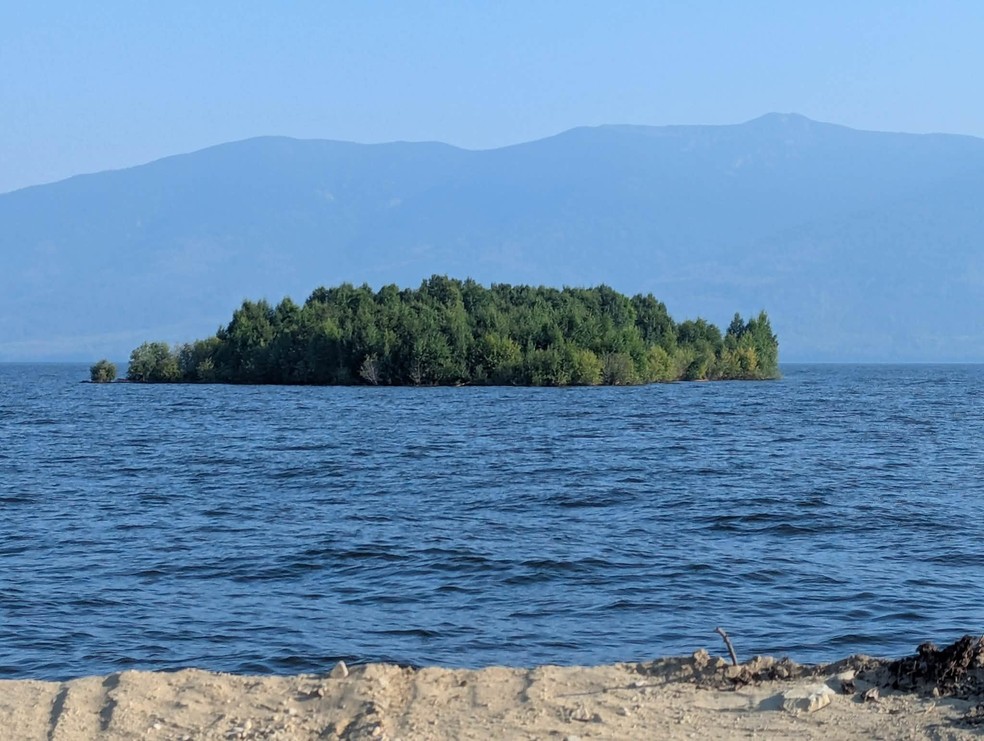 Ilha misteriosa aparece e desaparece em lago no Canadá — Foto: Rocky Avery/Facebook