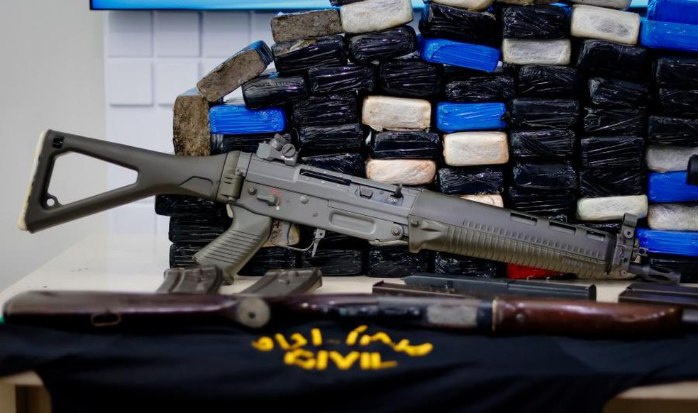 Armas e drogas apreendidas em megaoperação da SSP-AL em Maceió — Foto: Thiago Sampaio / Agência Alagoas