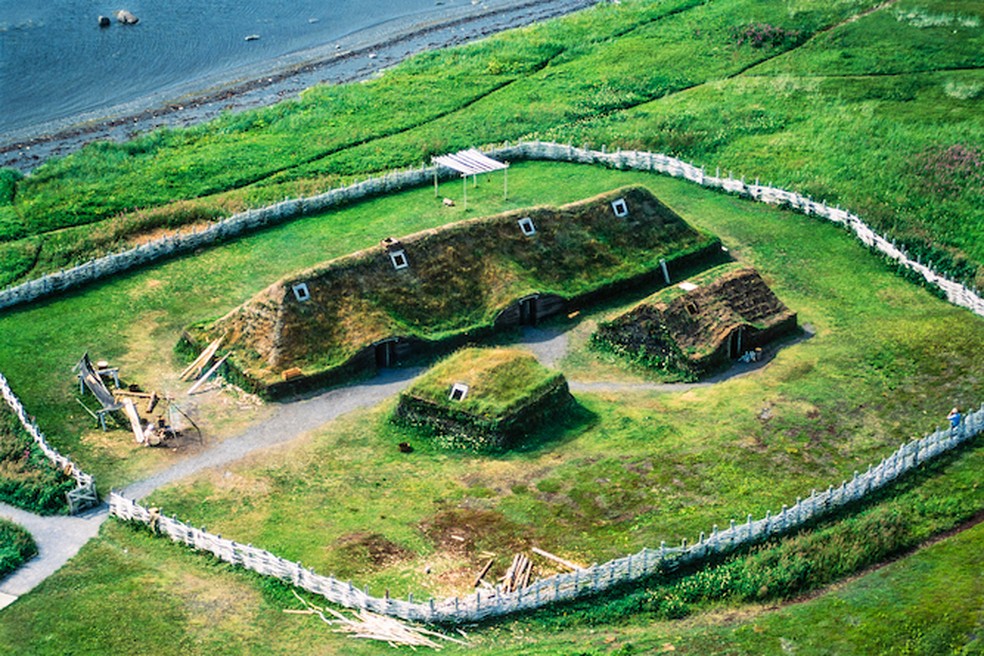 Instalação viking reconstruída na localidade de L’Anse aux Meadows. — Foto: Glenn Nagel/Nature