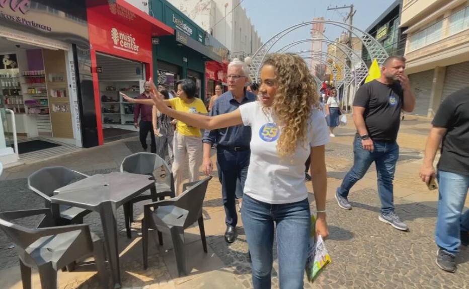 Candidata à Prefeitura de Bauru, Suéllen Rosim caminha pelo Calçadão da Batista e conversa com comerciantes e eleitores