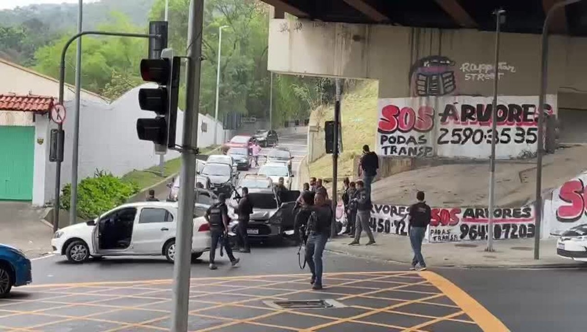 VÍDEO: em cerco com tiroteio, polícia prende homens dentro de carro roubado se preparando para novos assaltos