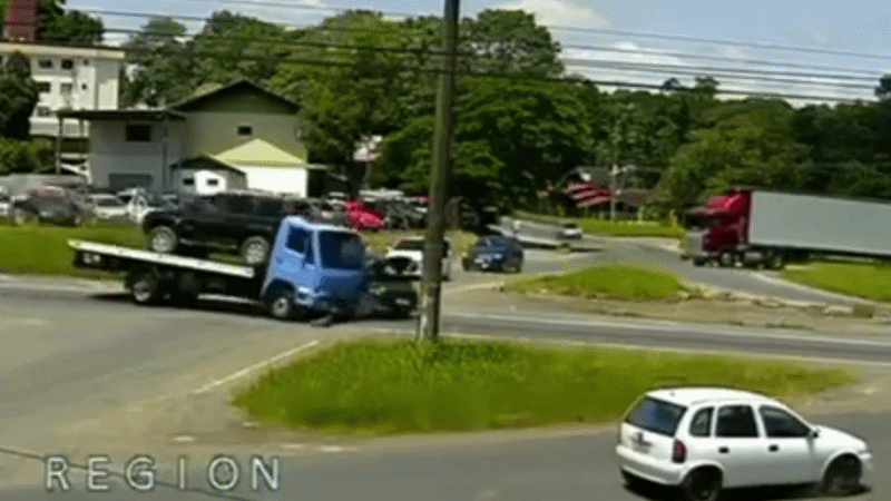 Carro cai de caminhão guincho após batida com outro veículo na BR-470, em Blumenau; VÍDEO