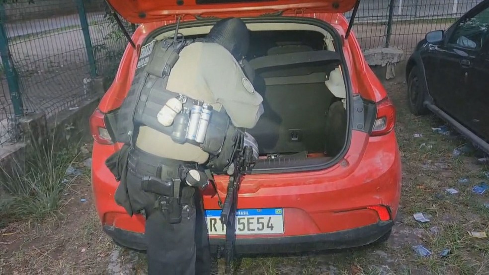 Carros com armas e explosivos foram encontrados em Santa Cruz — Foto: Reprodução/TV Globo