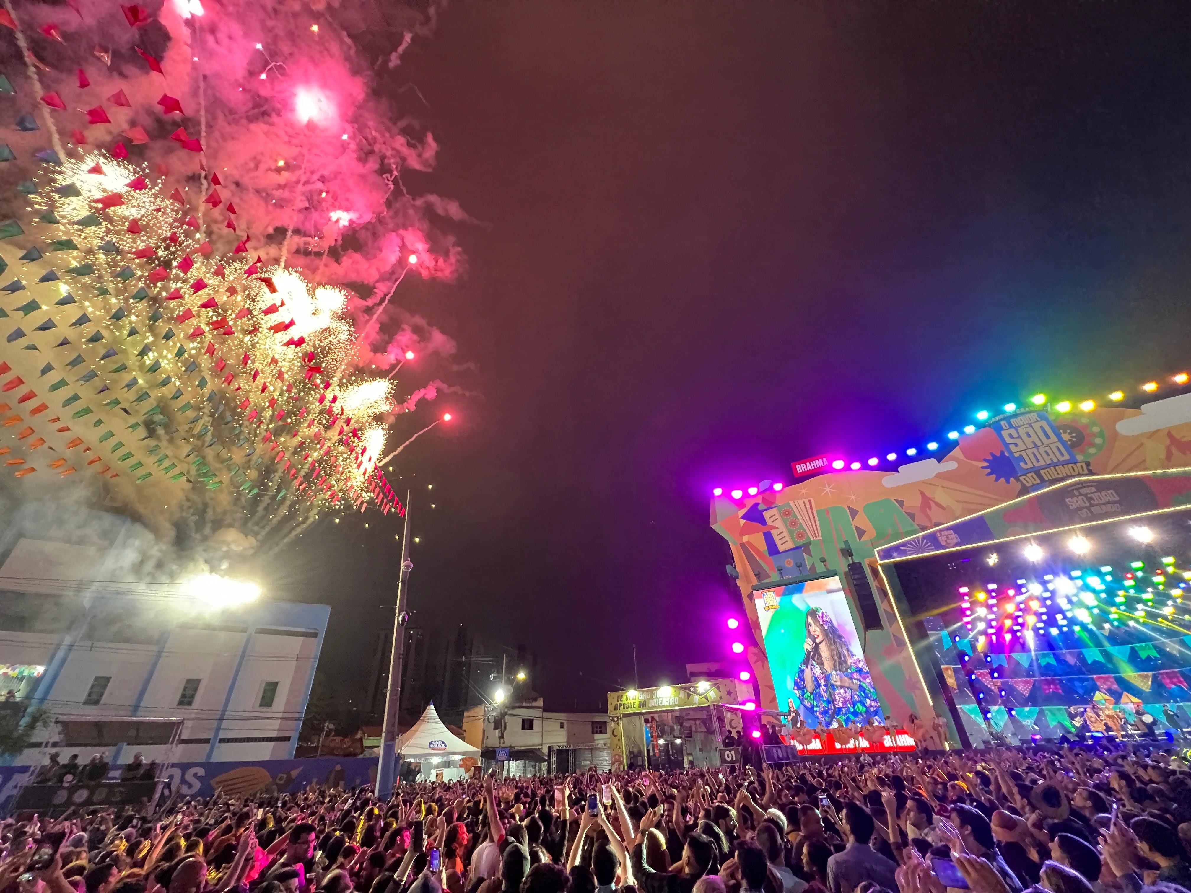 Elba Ramalho canta com filho e tem show anunciado por espetáculo de drones na véspera de São João em Campina Grande