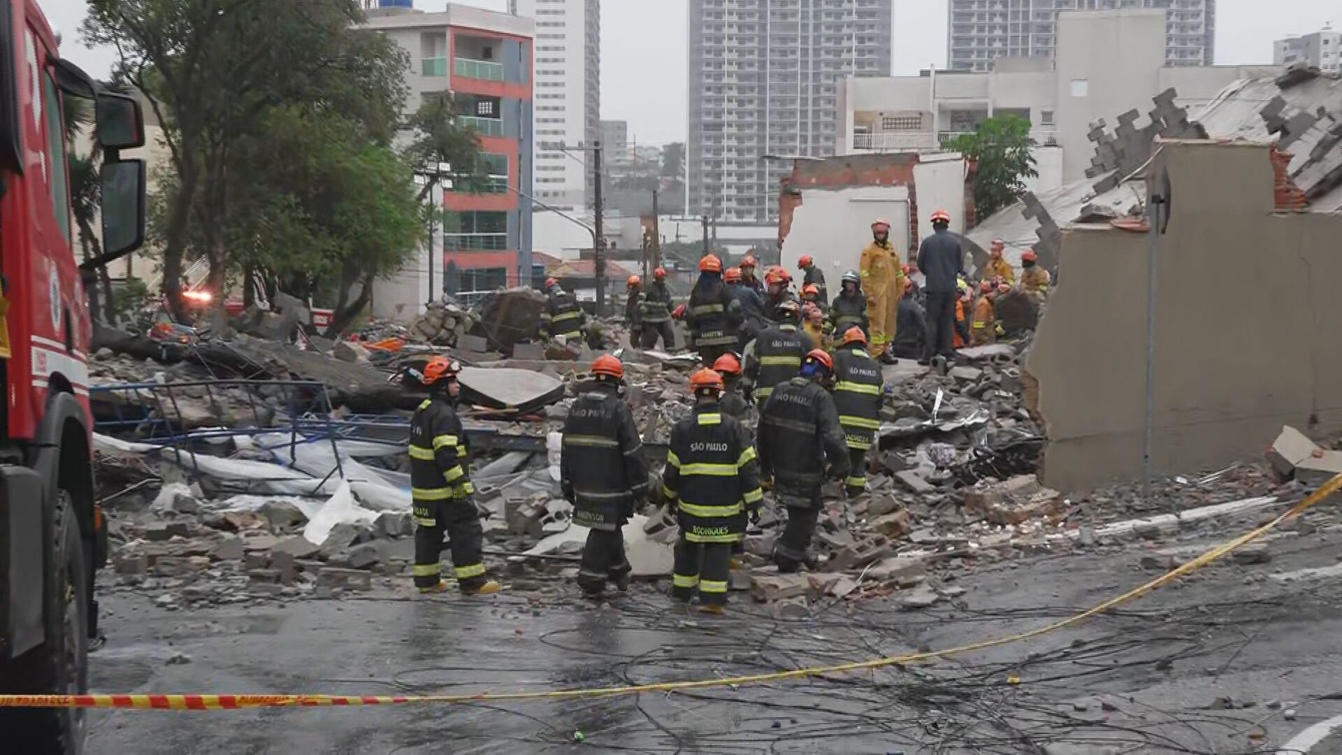 Prédio em construção desaba sobre casa e deixa duas pessoas mortas na Penha, Zona Leste de SP; veja VÍDEO