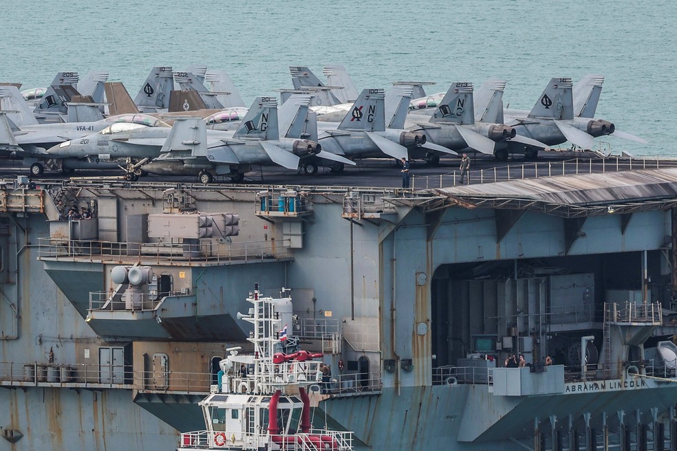 Porta-aviões USS Abraham Lincoln, dos Estados Unidos, ao chegar à Tailândia em setembro de 2026 após passar quase 300 dias em alto mar. — Foto: REUTERS/Chalinee Thirasupa
