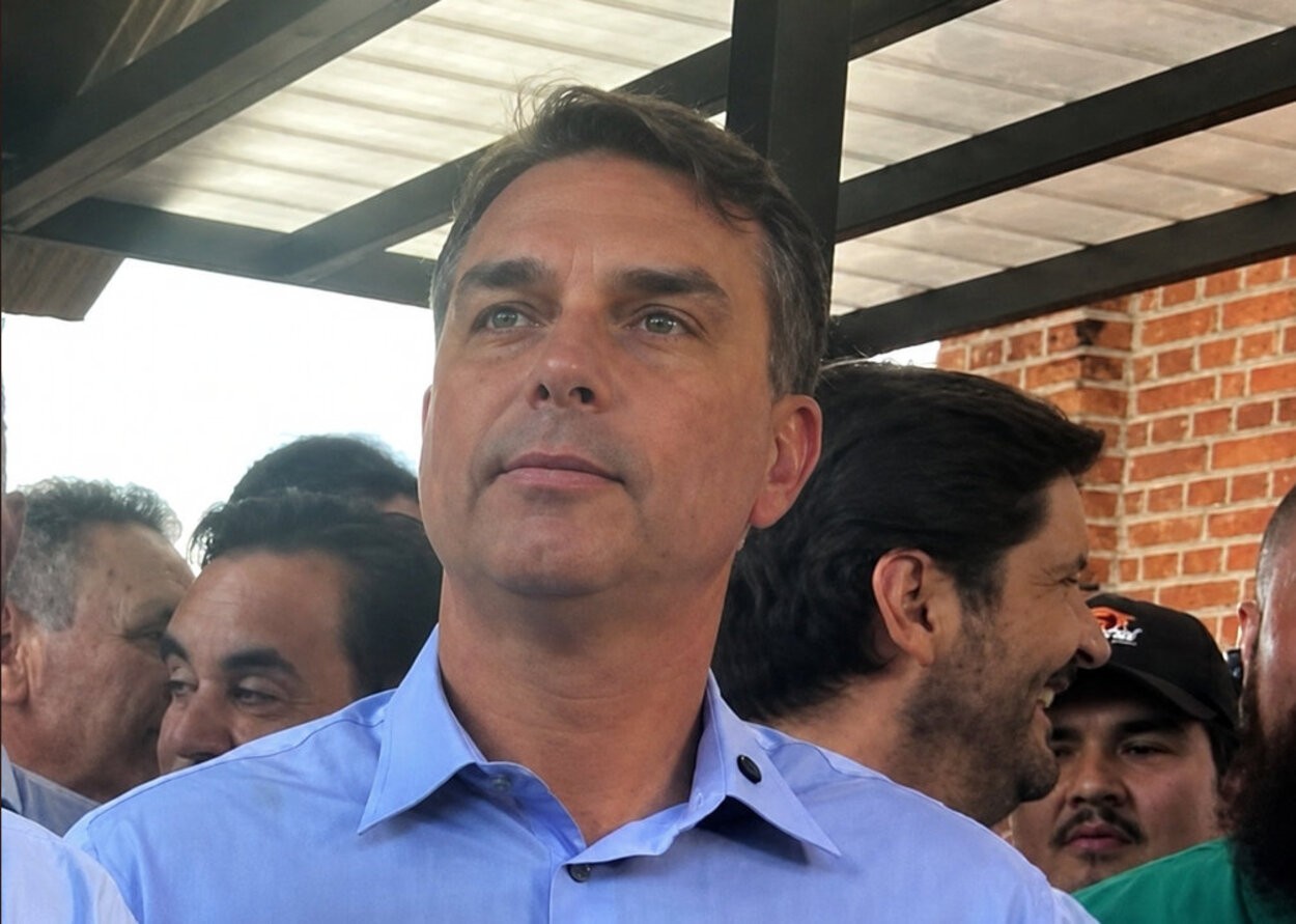 No interior de SP, Flávio Bolsonaro diz que Alcolumbre prioriza proteger a si mesmo e a Moraes