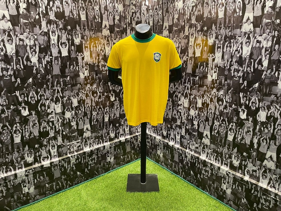 Camisa da Seleção Brasileira está exposta no Mausoléu do Rei do Futebol  — Foto: Thiago D'Almeida/g1 Santos 