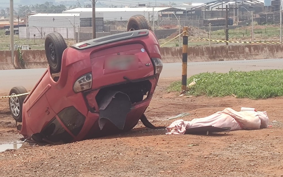 Corpo é arremessado para fora de carro após capotamento, em Rio Verde, Goiás — Foto: Matheus Albernaz/TV Anhanguera