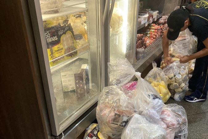 Mais de 5 toneladas de alimentos impróprios para consumo são descartadas após fiscalização em lojas de Uberaba, diz Ministério Público