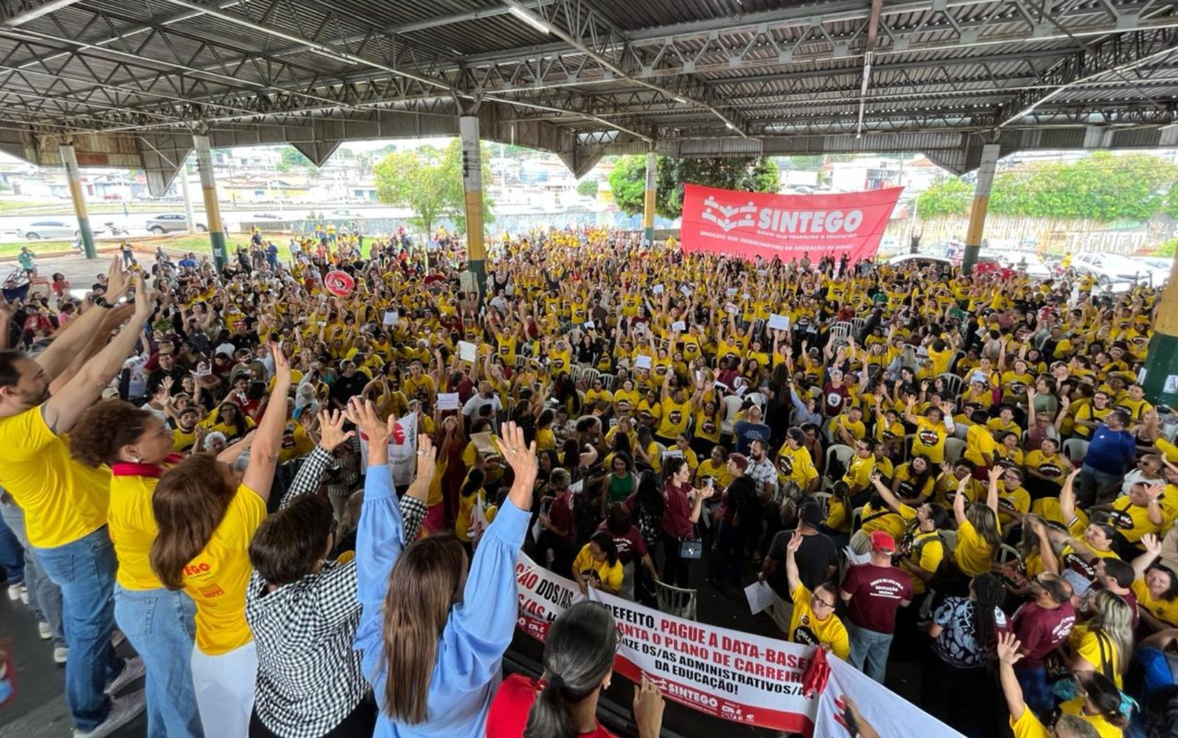 Servidores da Educação suspendem greve em Goiânia