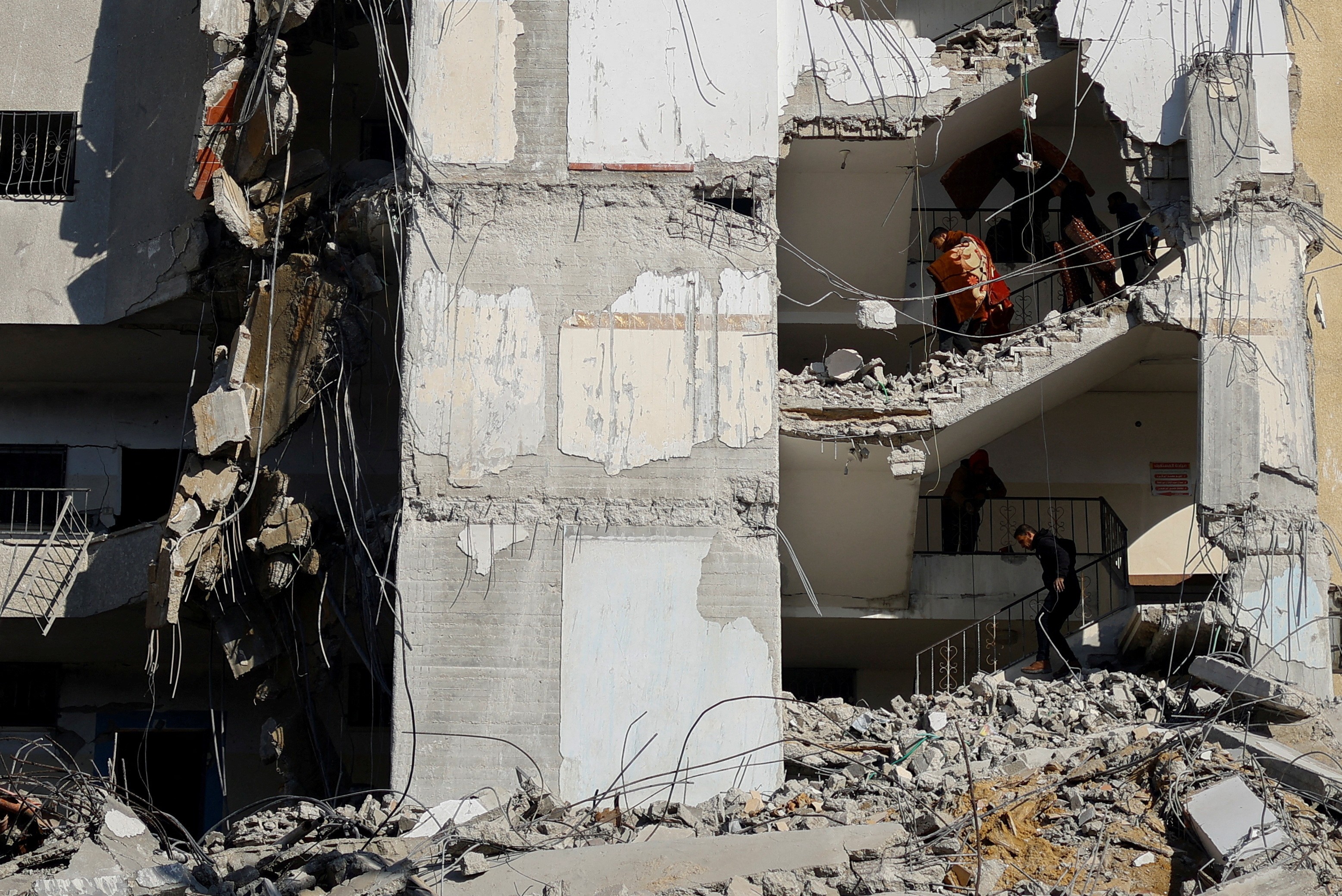 Israel ataca torre residencial na Faixa de Gaza; há um impasse nas negociações de cessar-fogo antes do Ramadã