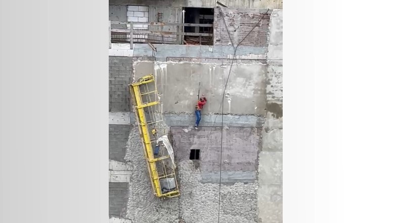 VÍDEO: Trabalhador fica pendurado em prédio em construção após problema em andaime em Chapecó