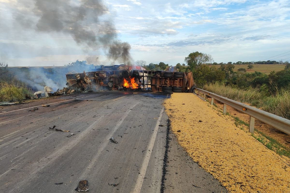Batida entre caminhões deixa feridos graves e provoca incêndio na BR-158 