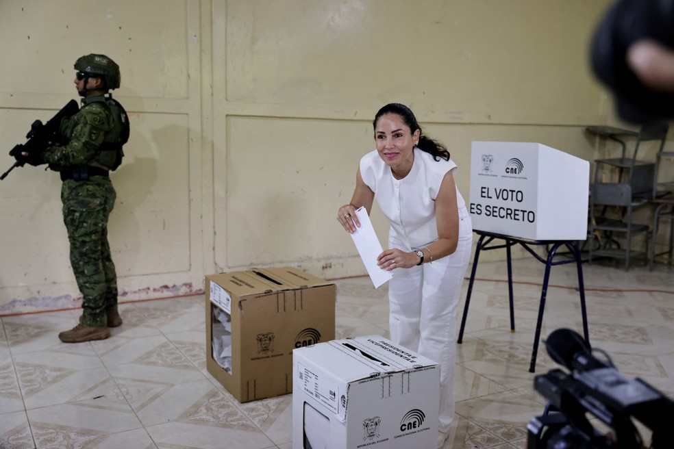A candidata presidencial do Equador, Luisa Gonzalez, vota durante as eleições presidenciais e parlamentares, em Canuto, Equador, em 9 de fevereiro de 2025. — Foto: REUTERS/Karen Toro