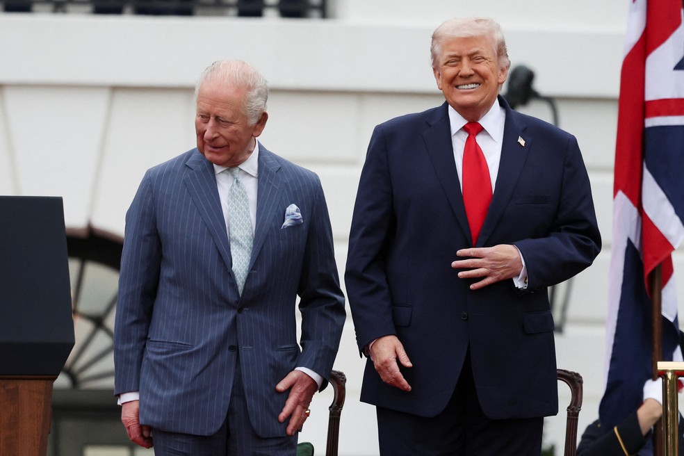 Rei Charles III, do Reino Unido (à esquerda), e presidente dos EUA, Donald Trump, em cerimônia na Casa Branca em 28 de abril de 2026. — Foto: REUTERS/Suzanne Plunkett