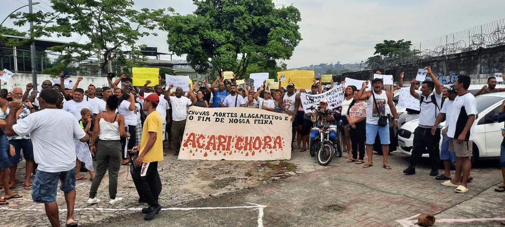 Trabalhadores protestam contra o fim da Feira de Acari — Foto: Jefferson Monteiro/TV Globo