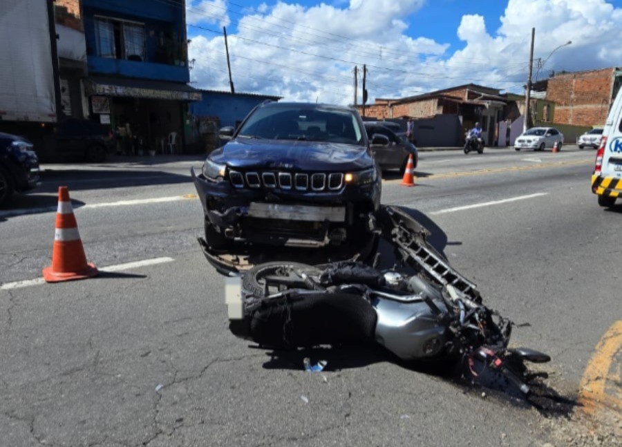 Acidente entre carro e moto deixa homem ferido na BR-393, em Volta Redonda