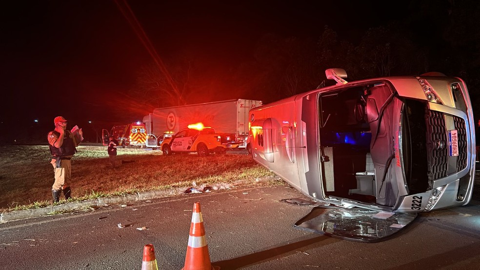 Ônibus tombou por conta da batida com carro — Foto: Reprodução/Corpo de Bombeiros