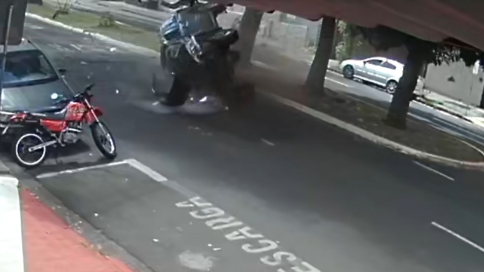 V&iacute;deo mostra o momento do acidente no bairro Martins &mdash; Foto: Redes sociais/Reprodu&ccedil;&atilde;o