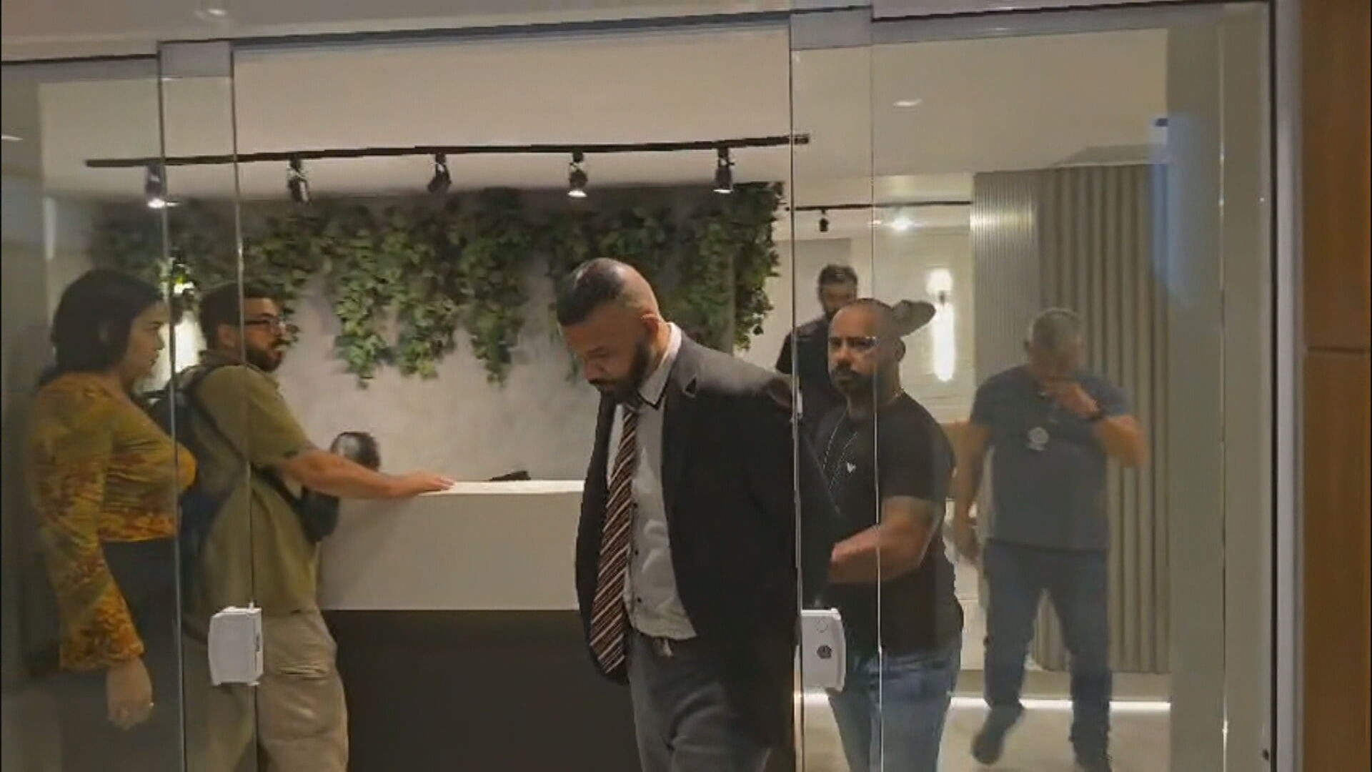 Homem é preso pelo ‘golpe da falsa imobiliária’; grupo prometia casa e fugia com o dinheiro