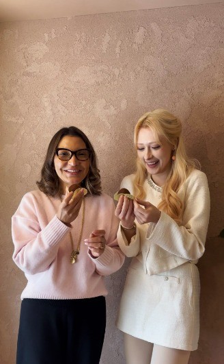 Janja se reúne com influenciadores brasileiros na Coreia do Sul e prova doce que virou febre no país