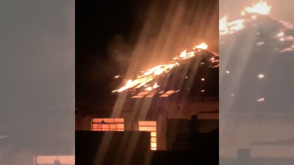 1 de 1
Inc&ecirc;ndio atingiu casa em Rubi&atilde;o J&uacute;nior, distrito de Botucatu &mdash; Foto: Arquivo pessoal