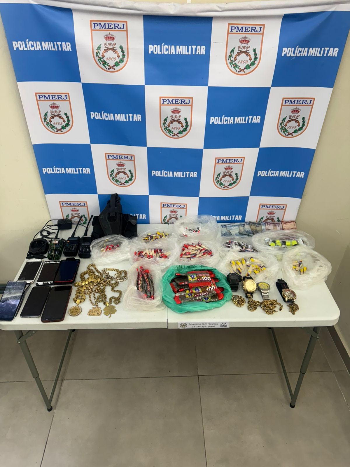 Quatro pessoas são presas por envolvimento com o tráfico de drogas em Volta Redonda