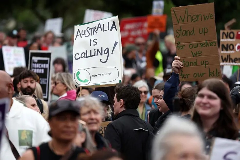 Com o lema 'A Austrália nos chama', trabalhadores dos setores de educação e saúde alertam o governo da Nova Zelândia de que os baixos salários os empurram à emigração. — Foto: Getty Images via BBC