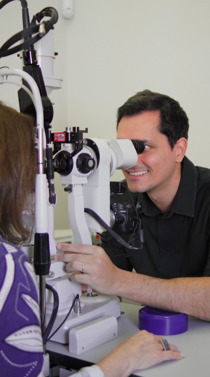 De pai para os filhos: A clínica que revoluciona o cuidado com os olhos