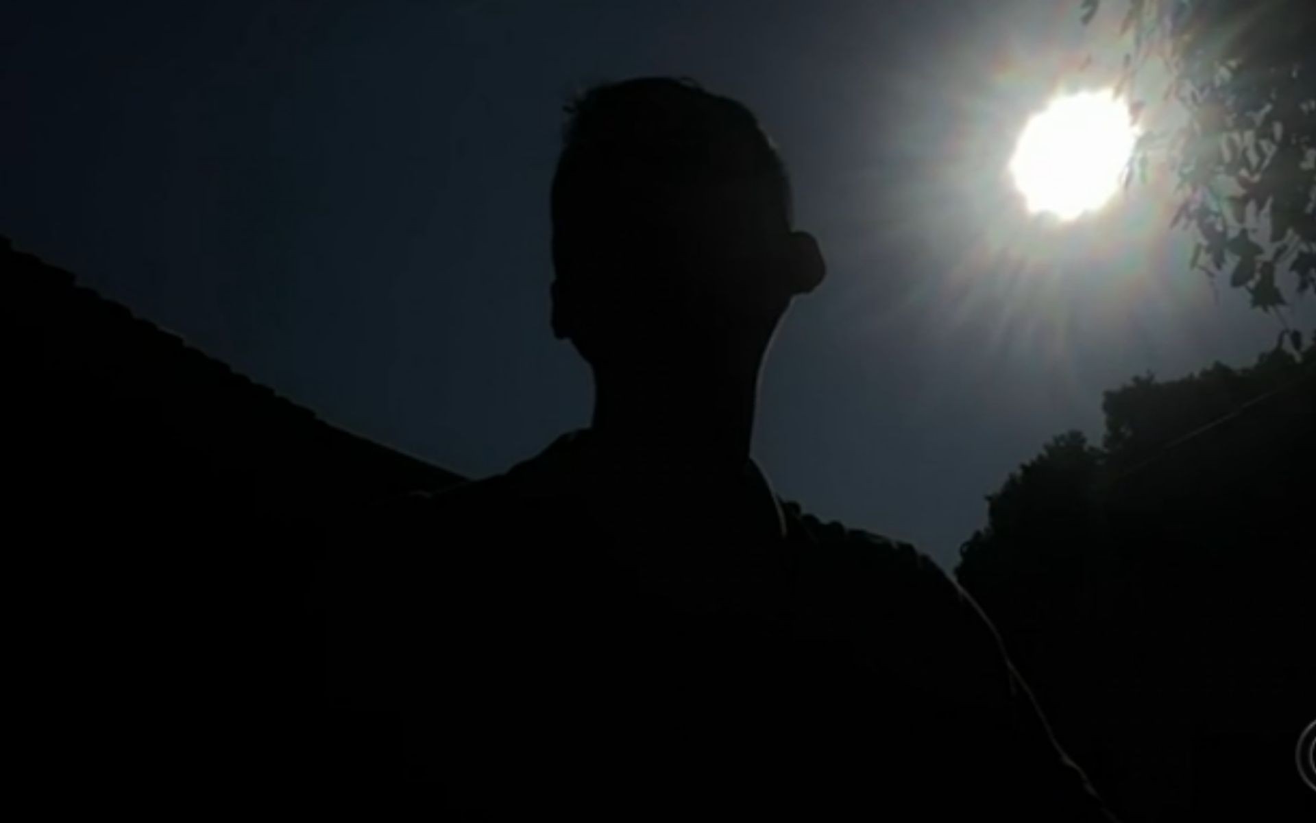 Jovem perde dinheiro por vício em bets e relata ter vivido em situação de rua: 'Peguei consignado'