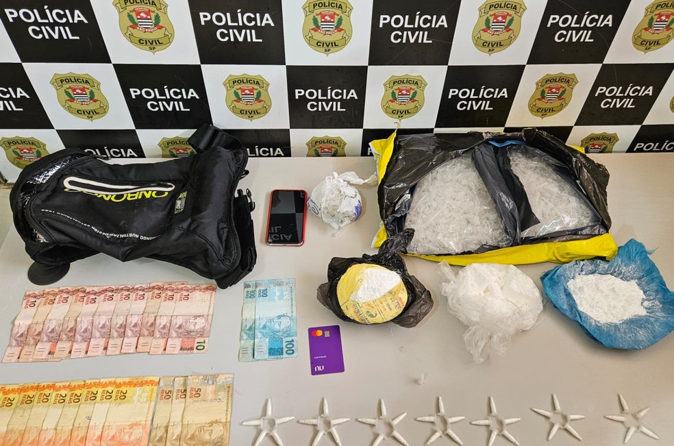 Drogas, embalagens e dinheiro foram apreendidos com o suspeito que tentou fugir e foi perseguido de bike pelo delegado em Igaraçu do Tietê — Foto: Polícia Civil/ Divulgação