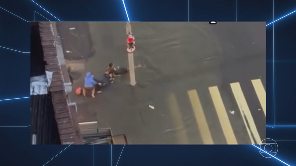 'Não desisti dela', conta educador físico que socorreu turista eletrocutada em temporal no Rio — Foto: Jornal Nacional/ Reprodução