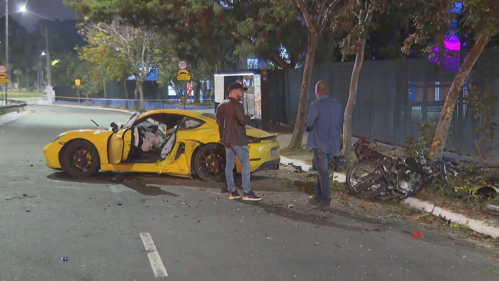 Porsche amarela envolvida em briga de trnsito na Avenida Interlagos na madrugada desta segunda-feira (29) — Foto: Reproduo/TV Globo