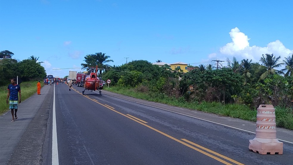 Acidente entre carros e micro-ônibus provoca morte de três pessoas em Vera Cruz — Foto: Corpo de Bombeiros